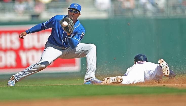Bilder des Tages - SPORT April 6, 2017 - Minneapolis, MN, USA - The Minnesota Twins Brian Dozier, right, beat the throw to Kansas City Royals shortstop Alcides Escobar during the fifth inning at Target Field in Minneapolis on Thursday, April 6, 2017. The Twins won, 5-3. Kansas City at Minnesota - ZUMAm67_ 20170406_zaf_m67_039 Copyright: xElizabethxFloresx