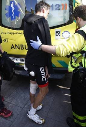 Spanish rider Samuel Sanchez of BMC after his fall during the fifth stage of the 57th Basque Country Cycling Vuelta, a 139,8 km race between Bilbao and Arrate, in Bilbao, the Basque Country region, northern Spain, on 07 April 2017. The cycling competition will be held from 03 to 08 April. FIFTH STAGE !ACHTUNG: NUR REDAKTIONELLE NUTZUNG!  Copyright: xJAVIERxETXEZARRETAx 20170407-636271894476507904