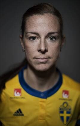 170404 Lotta Schelin, spelare i Sveriges damlandslag i fotboll, poserar för ett porträtt den 4 april 2017 i Trelleborg.  Copyright: PETTERxARVIDSON BB170404PA124