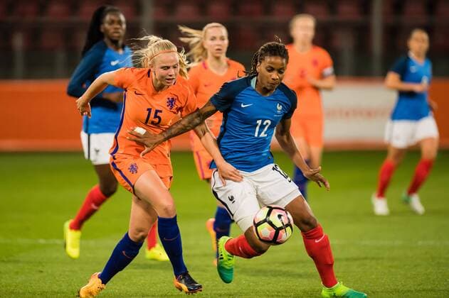 (L-R) Kika van Es of the Netherlands, Elodie Thomas of Franceduring the friendly match between the women of Netherlands and France at the Galgenwaard Stadium on April 07, 2017 in Utrecht, The Netherlands Women: Netherlands v France Friendly match 2016 2017 xVIxGerritxvanxKeulenxIVx 7519513