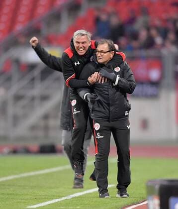07.04.2017, Fussball 2.Bundesliga 2016 2017, 28.Spieltag, 1.FC Nürnberg - FC St. Pauli, im Stadion Nürnberg, Torjubel der Trainer, v.li: Co Trainer Olaf Janßen (St.Pauli) mit Trainer Ewald Lienen (St.Pauli). 