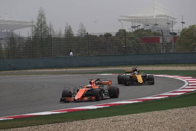 Chinese Grand Prix, Shanghai 06 - 09 April 2017 07.04.2017 - Free Practice 3, Stoffel Vandoorne (BEL) McLaren MCL32 and Nico Hulkenberg (GER) Renault F1 Team RS17 