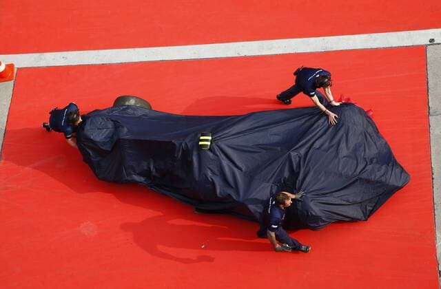 Shanghai: Motorsports: FIA Formula One World Championship WM Weltmeisterschaft 2017 36 Antonio Giovinazzi (ITA, Sauber F1 Team) after accident pushed to the garage Chinese Formula One Grand Prix Shanghai Circuit on April 08, 2017 in Shanghai, China. (Photo by Hoch Zwei) Shanghai China xHZx