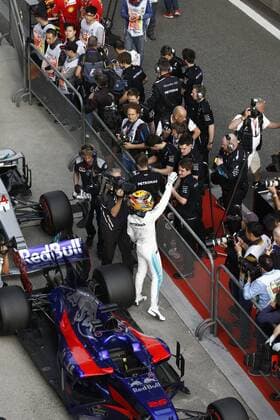 Shanghai: Motorsports: FIA Formula One World Championship WM Weltmeisterschaft 2017 44 Lewis Hamilton (GBR, Mercedes AMG Petronas) winning pole postion Chinese Formula One Grand Prix Shanghai Circuit on April 08, 2017 in Shanghai, China. (Photo by Hoch Zwei) Shanghai China xHZx