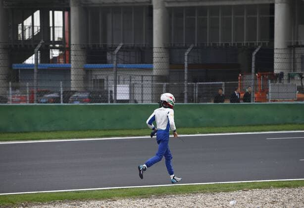 Shanghai: Motorsports: FIA Formula One World Championship WM Weltmeisterschaft 2017 36 Antonio Giovinazzi (ITA, Sauber F1 Team) had an accident Chinese Formula One Grand Prix Shanghai Circuit on April 08, 2017 in Shanghai, China. (Photo by Hoch Zwei) Shanghai China xHZx