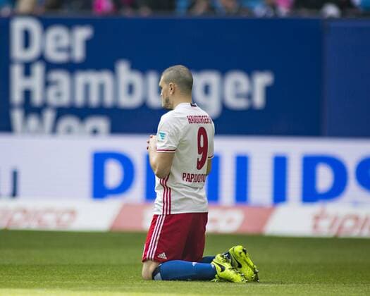 Vor dem Spiel kniet Kyriakos Papadopoulos (HSV) nieder und betet. 08.04.2017, Hamburg, Hamburger SV vs. TSG Hoffenheim Â