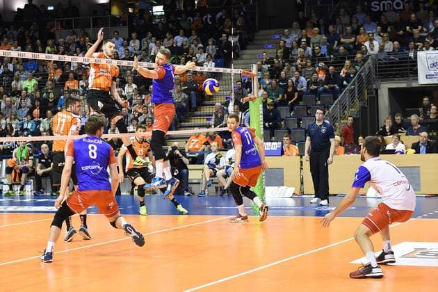 Volleyball, Herren, Saison 2016 17, 1. Bundesliga, Playoff, Halbfinale, 1. Spiel, BR Volleys - United Volleys Rhein-Main Tsimafei Zhukouski (Nr. 11, Berlin Recycling Volleys),Jan Klobucar (Nr. 8, United Volleys Rhein-Main), Aleksandar Okolic (Nr. 1, Berlin Recycling Volleys), Lukas Bauer (Nr. 5, United Volleys Rhein-Main), Jan Zimmermann (Nr. 17, United Volleys Rhein-Main), Florian Ringseis (Nr. 1, United Volleys Rhein-Main), 08.04.17, Copyright: xMichaelxHundtx xMatthiasxKochx