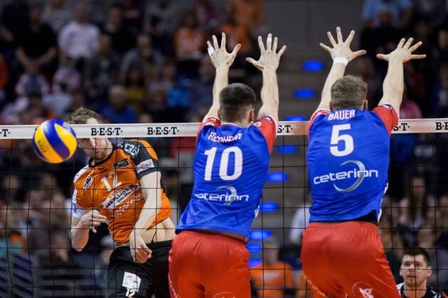 Berlin, Deutschland, 08.04.2017: Volleyball Bundesliga Playoffs Halbfinale Spiel 1 Saison 2016 2017 - Berlin Recycling Volleys - United Volleys Rhein-Main. Paul Carroll (BR Volleys 12) gegen den Block aus Moritz Reichert (United Volleys 10) und Lukas Bauer (United Volleys 5)