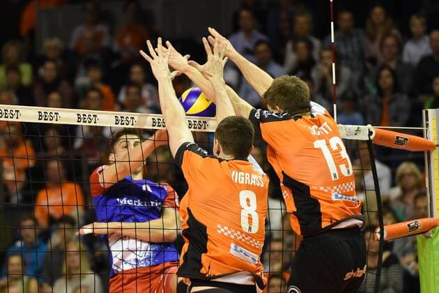 Volleyball, Herren, Saison 2016 17, 1. Bundesliga, Playoff, Halbfinale, 1. Spiel, BR Volleys - United Volleys Rhein-Main Moritz Reichert (Nr. 10, United Volleys Rhein-Main), Graham Vigrass (Nr. 8, Berlin Recycling Volleys), Ruben Schott (Nr. 13, Berlin Recycling Volleys), 08.04.17, Copyright: xMichaelxHundtx xMatthiasxKochx