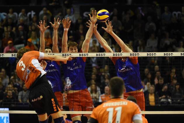 Volleyball, Herren, Saison 2016 17, 1. Bundesliga, Playoff, Halbfinale, 1. Spiel, BR Volleys - United Volleys Rhein-Main Robert Kromm (Nr. 3, Berlin Recycling Volleys), Moritz Reichert (Nr. 10, United Volleys Rhein-Main), Tobias Krick (Nr. 11, United Volleys Rhein-Main), Christian Dünnes (Nr. 16, United Volleys Rhein-Main), 08.04.17, Copyright: xMichaelxHundtx xMatthiasxKochx