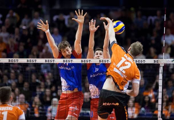 Berlin, Deutschland, 08.04.2017: Volleyball Bundesliga Playoffs Halbfinale Spiel 1 Saison 2016 2017 - Berlin Recycling Volleys - United Volleys Rhein-Main. Paul Carroll (BR Volleys 12) gegen den Block aus Tobias Krick (United Volleys 11) und Moritz Reichert (United Volleys 10)