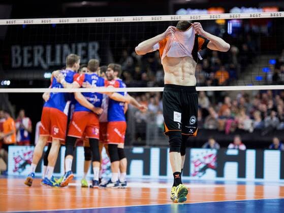 Berlin, Deutschland, 08.04.2017: Volleyball Bundesliga Playoffs Halbfinale Spiel 1 Saison 2016 2017 - Berlin Recycling Volleys - United Volleys Rhein-Main. Frust Steven Marshall (BR Volleys 2)