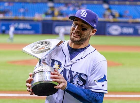 Bilder des Tages - SPORT April 07, 2017 - St. Petersburg, Florida, USA-Tampa Bay Rays center fielder Kevin Kiermaier (39) receives his Wilson Defensive Player of the Year Award and sees how heavy it is before the game between the Blue Jays and the Rays at Tropicana Field. CSM MLB Baseball Herren USA 2017: Blue Jays vs Rays APR 07 - ZUMAc04_ 20170407_zaf_c04_318 Copyright: xDelxMecumx