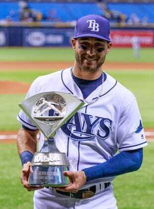 April 07, 2017 - St. Petersburg, Florida, USA-Tampa Bay Rays center fielder Kevin Kiermaier (39) receives his Wilson Defensive Player of the Year Award before the game between the Blue Jays and the Rays at Tropicana Field. CSM MLB Baseball Herren USA 2017: Blue Jays vs Rays APR 07 - ZUMAc04_ 20170407_zaf_c04_319 Copyright: xDelxMecumx
