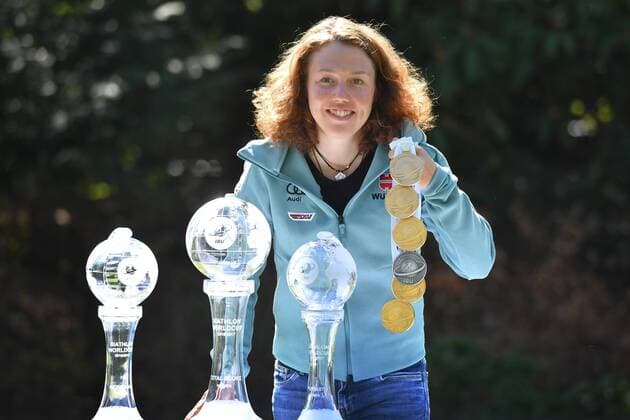 Laura DAHLMEIER (GER) posiert mit ihren 6 WM Medaillen der Weltmeisterschaft 2017 in Hochfilzen und den Kristallkugeln fuer den Gesamtweltcup. DSV Pressetermin mit Laura DAHLMEIER am 08.04.2017, Biathlon ,Saison 2016 17.