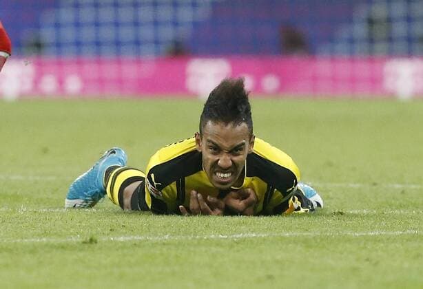 Bilder des Tages - SPORT Pierre-Emerick Aubameyang (BVB) am Boden . FC Bayern Muenchen-Borussia Dortmund . München, GER,08.04.2017, 28. Spieltag Fussball-Bundesliga 2016-2017.