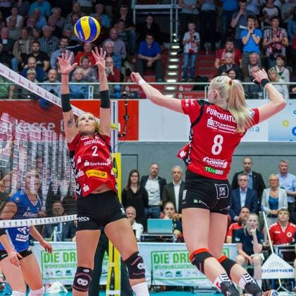 v.li.: Mareen Apitz (Dresdner SC, 2) beim Zuspiel zu Barbora Purchartova (Dresdner SC, 8), Volleyball, Volleyball-Bundesliga Frauen, Dresdner SC - Allianz MTV Stuttgart, xprx