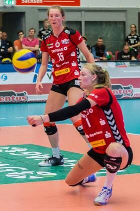 Dominika Strumilo (Dresdner SC, 7) bei der Ballannahme, dahinter Kadie Rolfzen (Dresdner SC, 15), Volleyball, Volleyball-Bundesliga Frauen, Dresdner SC - Allianz MTV Stuttgart, xprx