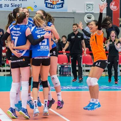 Jubel bei Allianz MTV Stuttgart über das gewonnene Spiel; Jubel, celebration, Volleyball, Volleyball-Bundesliga Frauen, Dresdner SC - Allianz MTV Stuttgart, xprx