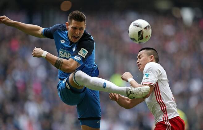 Bilder des Tages - SPORT Hamburg , Fußball 1. Bundesliga Hamburger SV vs. TSG 1899 Hoffenheim , v.l. Niklas Süle (Hoffenheim) , Bobby Wood (Hamburg)