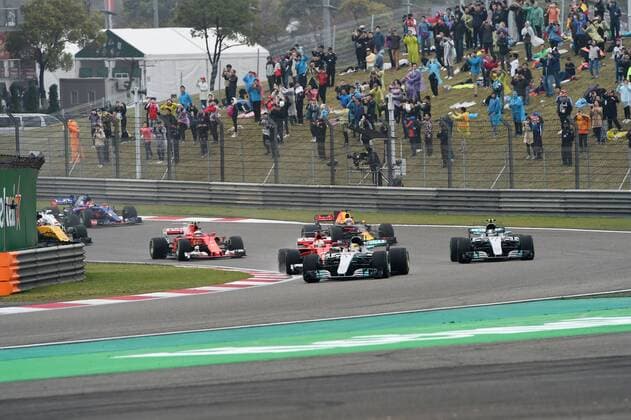 Beim Start bleibt Lewis Hamilton (Mercedes AMG Petronas Formula One Team) vor Sebastian Vettel (Scuderia Ferrari), Grosser Preis von China 2017, Rennen, Motorsport, Formel 1, 09.04.2017, Shanghai Copyright: xAndre Eibner-Pressefotox EP_JAE