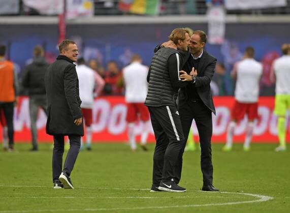 08.04.2017, Fussball 1.Bundesliga 2016 2017, 28.Spieltag, RB Leipzig - Bayer 04 Leverkusen, in der Red Bull Arena Leipzig, Trainer Ralph Hasenhüttl (mitte, RB Leipzig) freut sich nach Schlusspfiff über den Sieg mit Sportdirektor Ralf Rangnick (li, RB Leipzig) und Oliver Mintzlaff (Geschäftsführer Leipzig). 