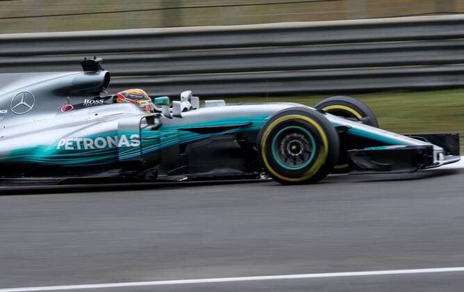 British F1 driver Lewis Hamilton of Mercedes competes during the Formula One Chinese Grand Prix at the Shanghai International Circuit in Shanghai, China, 9 April 2017. Lewis Hamilton wins 2017 Formula 1 Chinese Grand Prix  pbu604619_12