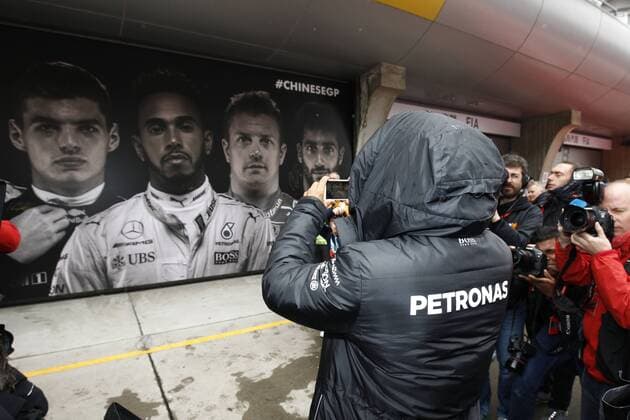 Shanghai: Motorsports: FIA Formula One World Championship WM Weltmeisterschaft 2017 44 Lewis Hamilton (GBR, Mercedes AMG Petronas) taking a picture Chinese Formula One Grand Prix Shanghai Circuit on April 08, 2017 in Shanghai, China. (Photo by Hoch Zwei) Shanghai China xHZx