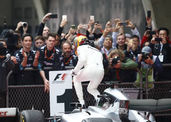 Shanghai: Motorsports: FIA Formula One World Championship WM Weltmeisterschaft 2017 44 Lewis Hamilton (GBR, Mercedes AMG Petronas) Chinese Formula One Grand Prix Shanghai Circuit on April 08, 2017 in Shanghai, China. (Photo by Hoch Zwei) Shanghai China xHZx
