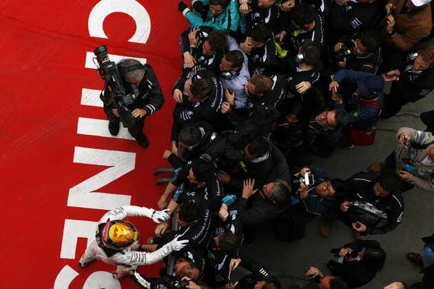 Shanghai: Motorsports: FIA Formula One World Championship WM Weltmeisterschaft 2017 44 Lewis Hamilton (GBR, Mercedes AMG Petronas) celebrating his win with mechanics Chinese Formula One Grand Prix Shanghai Circuit on April 08, 2017 in Shanghai, China. (Photo by Hoch Zwei) Shanghai China xHZx