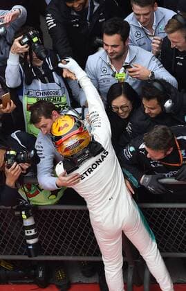 Lewis Hamilton (Mercedes AMG Petronas Formula One Team) bejubelt seinen Sieg mit Teammitgliedern, Grosser Preis von China 2017, Rennen, Motorsport, Formel 1, 09.04.2017, Shanghai Copyright: xAndre Eibner-Pressefotox EP_JAE