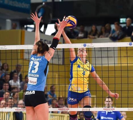 VOLLEYBALL - 1. BL FRAUEN - PLAY OFF HF - 08.04.2017, VC Wiesbaden vs. SSC Palmberg Schwerin, (VCW), (SSC), Karolina Bednarova (VCW 13) Maren Brinker (Schweriner SC 4) -
