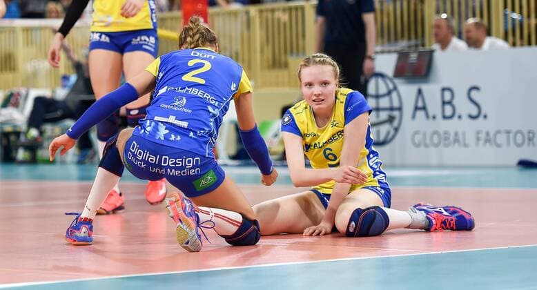 VOLLEYBALL - 1. BL FRAUEN - PLAY OFF HF - 08.04.2017, VC Wiesbaden vs. SSC Palmberg Schwerin, (VCW), (SSC), Lenka D?rr (Schweriner SC 2) Jennifer Geerties (Schweriner SC 6) -