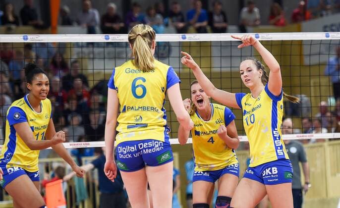 VOLLEYBALL - 1. BL FRAUEN - PLAY OFF HF - 08.04.2017, VC Wiesbaden vs. SSC Palmberg Schwerin, (VCW), (SSC), Lauren Barfield (Schweriner SC 11) Jennifer Geerties (Schweriner SC 6) Maren Brinker (Schweriner SC 4) Denise Hanke (Schweriner SC 10) -