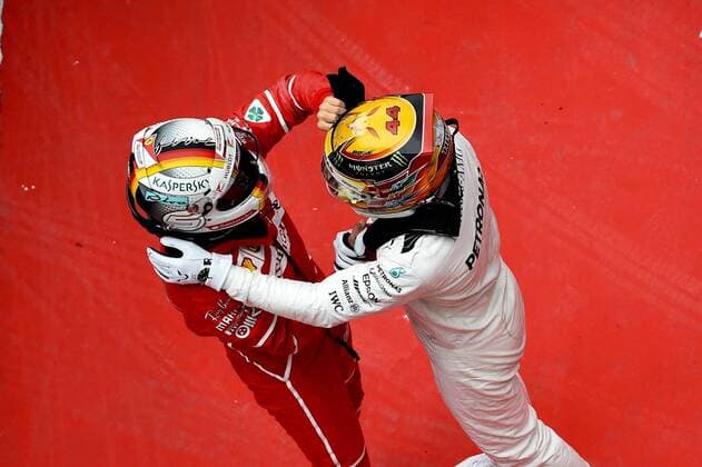 Bilder des Tages - SPORT Sebastian Vettel (Scuderia Ferrari) und Lewis Hamilton (Mercedes AMG Petronas Formula One Team) umarmen sich, Grosser Preis von China 2017, Rennen, Motorsport, Formel 1, 09.04.2017, Shanghai Copyright: xAndre Eibner-Pressefotox EP_JAE