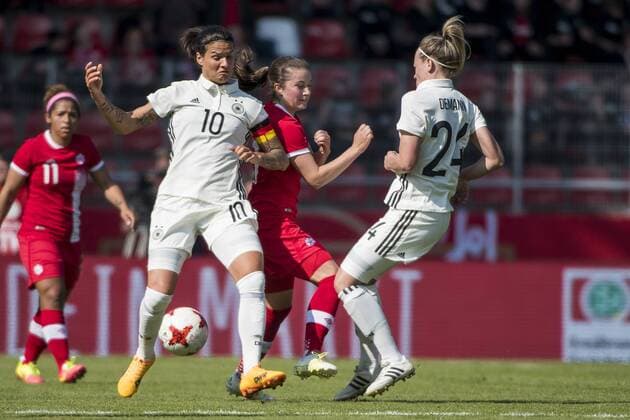 FRAUEN FUSSBALL DEUTSCHLAND - KANADA 09 04 2017 - Erfurt: Das Fussball Frauen Länderspiel zwischen Deutschland und Kanada am 9. April 2017 im Steigerwaldstadion Erfurt. Jessie Fleming 17 (Kanada) gegen Dzsenifer Marozs‡n 10 (Deutschland) und Kristin Demann 24 (Deutschland). _________________