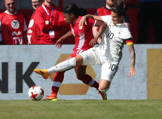 Deutschland, Erfurt, Steigerwaldstadion, 09.04.2017, Fussball - Frauen - Laenderspiel - Deutschland - Kanada Bild: v. lk. Ashley Lawrence (Kanada, 10) und Dzsenifer Marozsan (Deutschland, 10) Copyright: HMBxMedia xHeikoxBecker