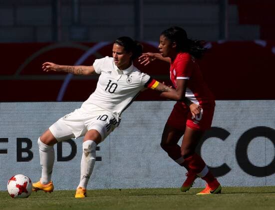 Deutschland, Erfurt, Steigerwaldstadion, 09.04.2017, Fussball - Frauen - Laenderspiel - Deutschland - Kanada Bild: v. lk. Dzsenifer Marozsan (Deutschland, 10) und Ashley Lawrence (Kanada, 10) Copyright: HMBxMedia xHeikoxBecker