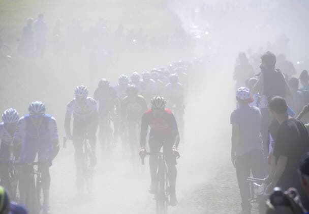 Bilder des Tages - SPORT during the 115th UCI World Tour Paris - Roubaix cycling race with start in Compiegne and finish at the Velodrome Andre-Petrieux in Roubaix on April 09, 2017 in Roubaix, France, 9 04 2017 CYCLISME : Paris Roubaix - 09 04 2017 Photonews Panoramic 
