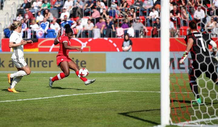 Deutschland, Erfurt, Steigerwaldstadion, 09.04.2017, Fussball - Frauen - Laenderspiel - Deutschland - Kanada Bild: Shelina Zadorsky (Kanada, 4) m. erzielt den Ausgleich zum 1:1, Anna Blässe (Deutschland, 14) lk. und Torwart Almuth Schult (Deutschland, 1) r. Copyright: HMBxMedia xHeikoxBecker