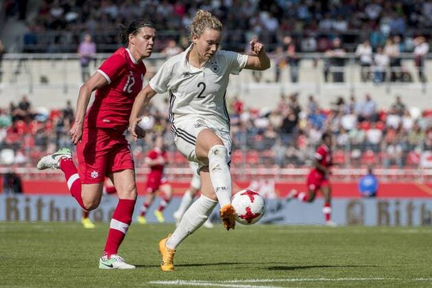FRAUEN FUSSBALL DEUTSCHLAND - KANADA 09 04 2017 - Erfurt: Das Fussball Frauen Länderspiel zwischen Deutschland und Kanada am 9. April 2017 im Steigerwaldstadion Erfurt. Josephine Henning 2 (Deutschland) gegen Christine Sinclair 12 (Kanada). _________________