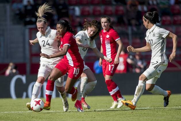 FRAUEN FUSSBALL DEUTSCHLAND - KANADA 09 04 2017 - Erfurt: Das Fussball Frauen Länderspiel zwischen Deutschland und Kanada am 9. April 2017 im Steigerwaldstadion Erfurt. Kristin Demann 24 (Deutschland) und Sara Däbritz 13 (Deutschland) gegen Ashley Lawrence 10 (Kanada). _________________
