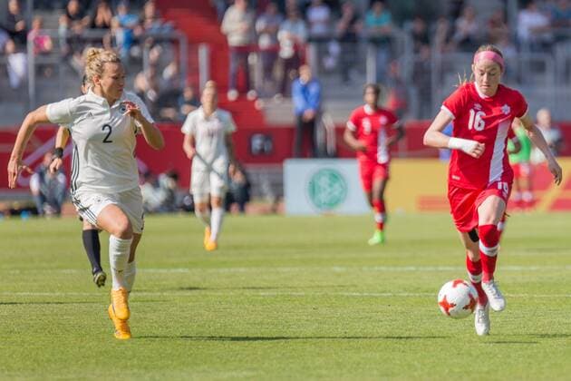 v.li.: Josephine Henning (GER, 2), Janine Beckie (CAN, 16); Laufduell, Fußball, Frauen, Länderspiel, Deutschland - Kanada, xprx