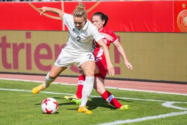 v.li.: Josephine Henning (GER, 2), Allysha Chapman (CAN, 2); Zweikampf, Duell, Aktion, action, Fußball, Frauen, Länderspiel, Deutschland - Kanada, xprx