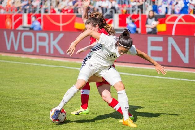 Sara Doorsoun (GER, 27), Allysha Chapman (CAN, 2); Zweikampf, Duell, Aktion, action, Fußball, Frauen, Länderspiel, Deutschland - Kanada, xprx