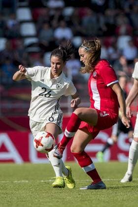 FRAUEN FUSSBALL DEUTSCHLAND - KANADA 09 04 2017 - Erfurt: Das Fussball Frauen Länderspiel zwischen Deutschland und Kanada am 9. April 2017 im Steigerwaldstadion Erfurt. Hasret Kayikci 26 (Deutschland) gegen Shelina Zadorsky 4 (Kanada). _________________