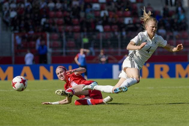 FRAUEN FUSSBALL DEUTSCHLAND - KANADA 09 04 2017 - Erfurt: Das Fussball Frauen Länderspiel zwischen Deutschland und Kanada am 9. April 2017 im Steigerwaldstadion Erfurt. Leonie Maier 4 (Deutschland) gegen Janine Beckie 16 (Kanada). _________________