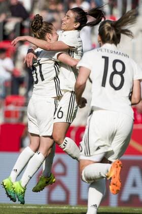 FRAUEN FUSSBALL DEUTSCHLAND - KANADA 09 04 2017 - Erfurt: Das Fussball Frauen Länderspiel zwischen Deutschland und Kanada am 9. April 2017 im Steigerwaldstadion Erfurt. Linda Dallmann 31 (Deutschland) jubelt mit Hasret Kayikci 26 (Deutschland) nach dem 2:1-Treffer. _________________