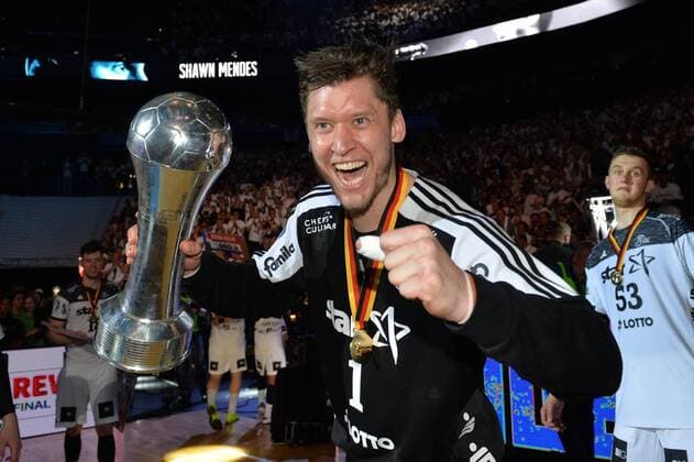 HBL, DHB-Pokal, Finale, THW Kiel vs SG Flensburg-Handewitt 09.04.17, Barcelycard Arena, Hamburg, HBL, DHB-Pokal, Finale, THW Kiel vs SG Flensburg-Handewitt, im Bild Torhueter Niklas Landin Jacobsen (Kiel 01) jubelt mit dem Pokal in den Haenden ueber den Sieg Foto © nordphoto Witke nordphoto xWitke