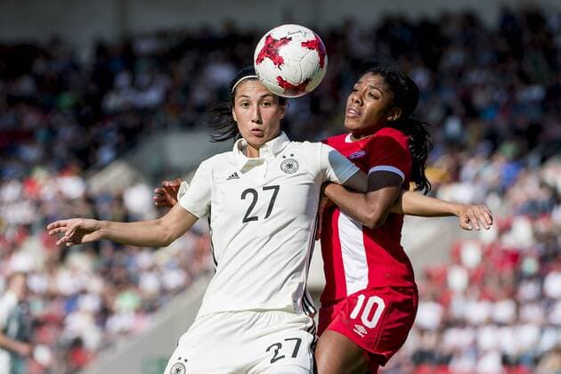 FRAUEN FUSSBALL DEUTSCHLAND - KANADA 09 04 2017 - Erfurt: Das Fussball Frauen Länderspiel zwischen Deutschland und Kanada am 9. April 2017 im Steigerwaldstadion Erfurt. Sara Doorsoun 27 (Deutschland) gegen Ashley Lawrence 10 (Kanada). _________________